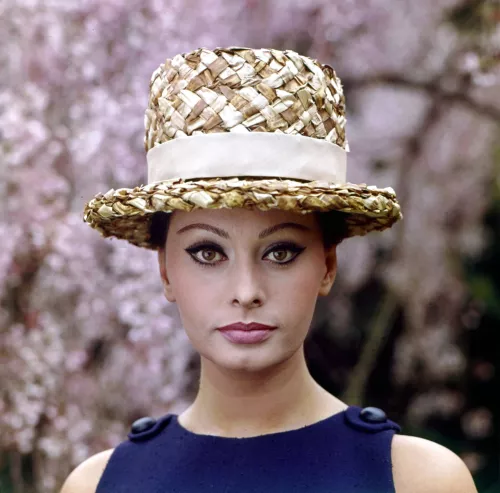 Posing with a straw hat  80x80 cm