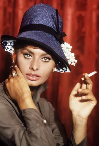 Sophia Loren smoking a cigarette 80x120 cm